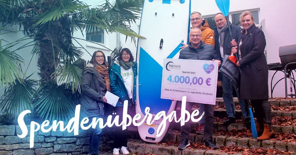 TSO-DATA unterstützt die Jugendhilfe-Einrichtung „Haus am Schlehenbusch“, Dirk Frommeyer und Uwe Langner (Mitte) übergaben die Spende