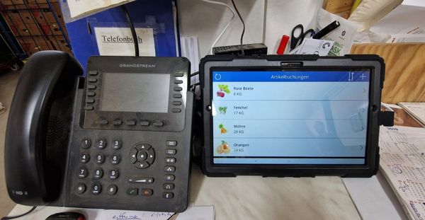 In der Futterküche werden auf einem Tablet die aktuellen Verbräuche erfasst.